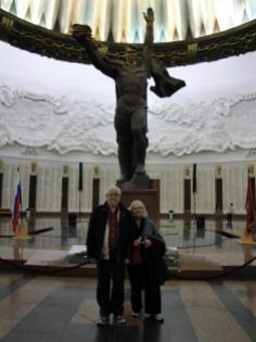 17. Ravella junto a Lito Rosenfeld -su compañero-, Plaza Roja y Monumento a Lenin, Moscu, 2010