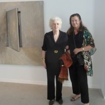 Martha Kohen junto a Linda Kohen en exposición "Tiempos" Fundación Pablo Atchugarry, Maldonado, Uruguay, Marzo 2012
